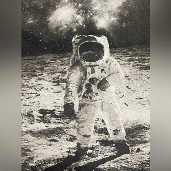 EUC Men’s Medium Rebels & Nomads T-shirt With Neil Armstrong Moon Landing Print - Picture 6 of 8